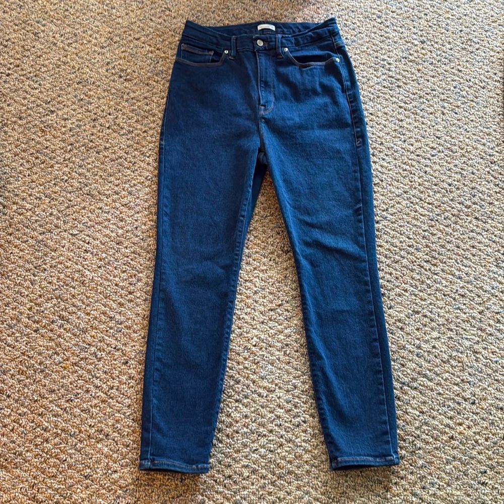 Good American always fits skinny jeans size 14-18. Dark blue denim.